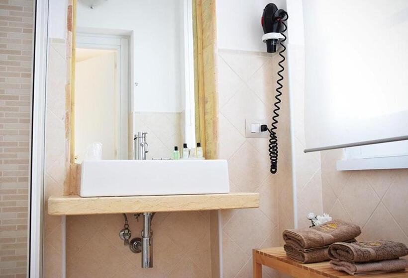 חדר דלוקס לשלושה, Re Umberto Suite