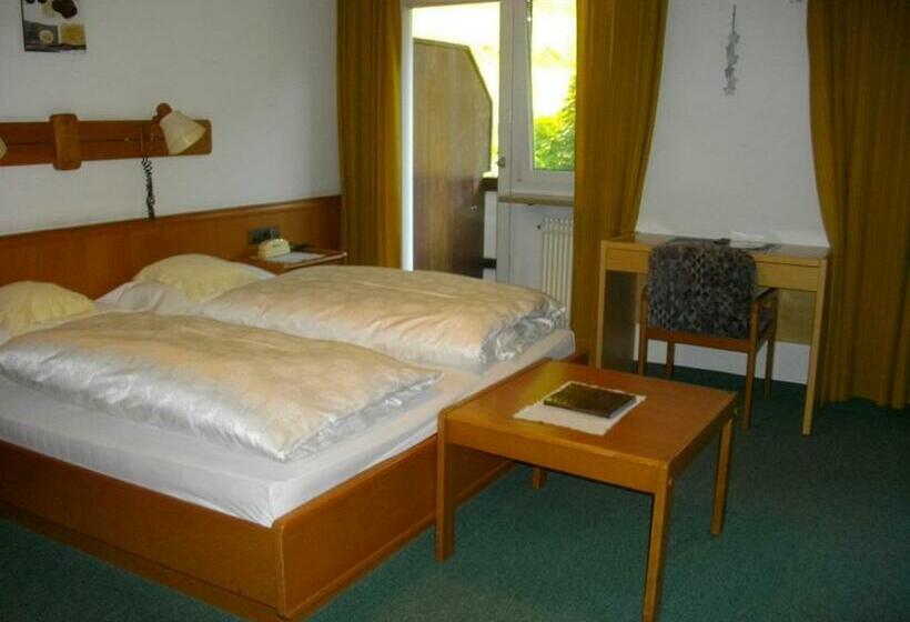 高级大房间, Rodes