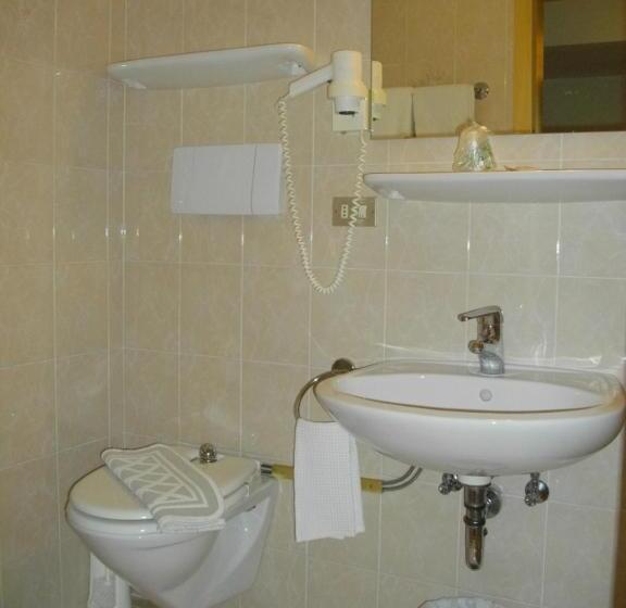 Pokój Standard Trzyosobowy, Rodes
