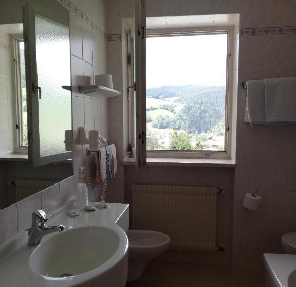 标准三人间, Rodes