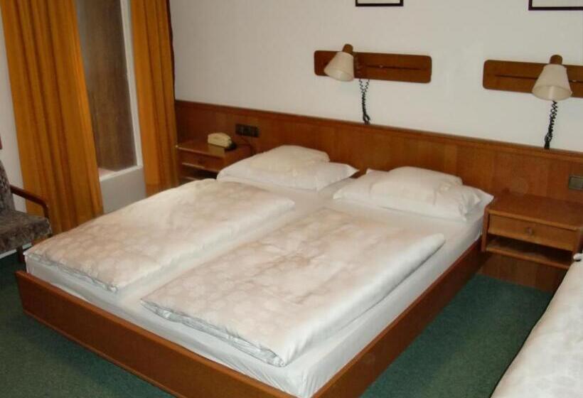 高级三人间, Rodes