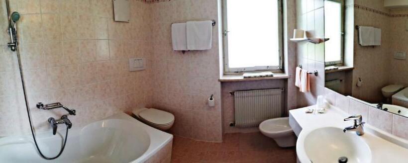 高级三人间, Rodes