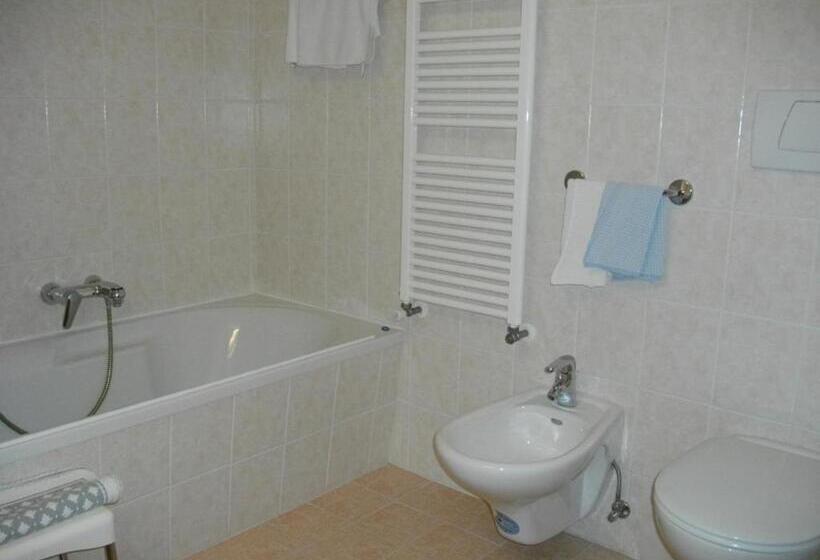 四人标准间, Rodes