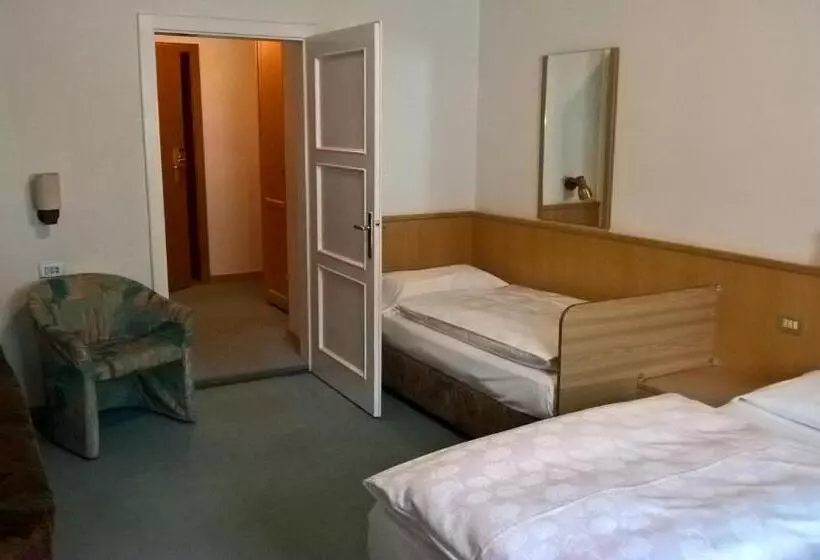 エコノミー４人部屋, Rodes
