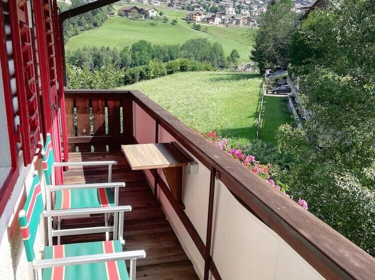 高级大房间, Rodes