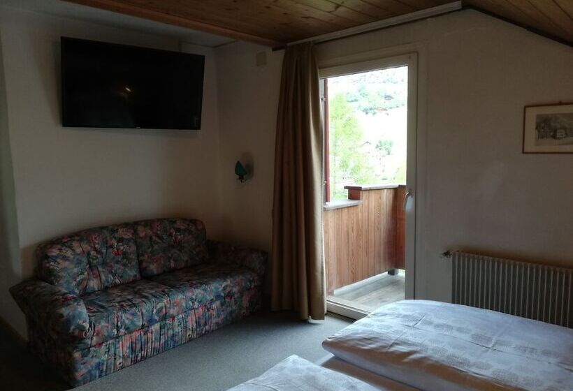 高级三人间, Rodes