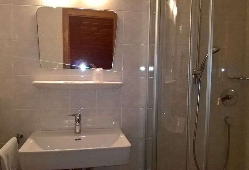 标准单人间, Rodes