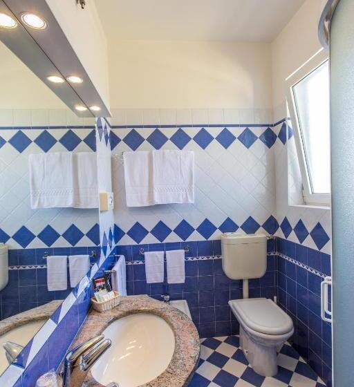 Camera Deluxe, Touring