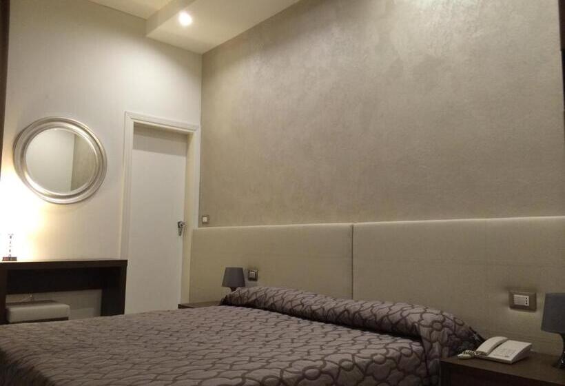 Camera Tripla Deluxe, Touring