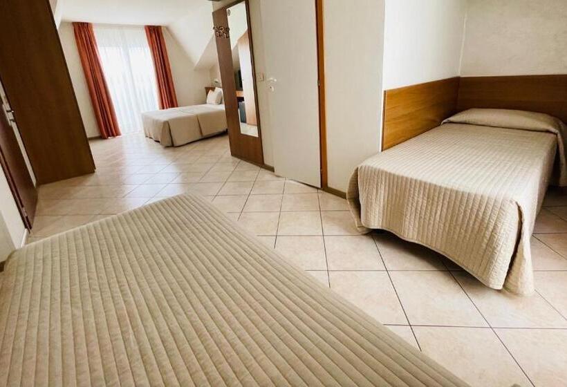 Camera Familiare, Touring