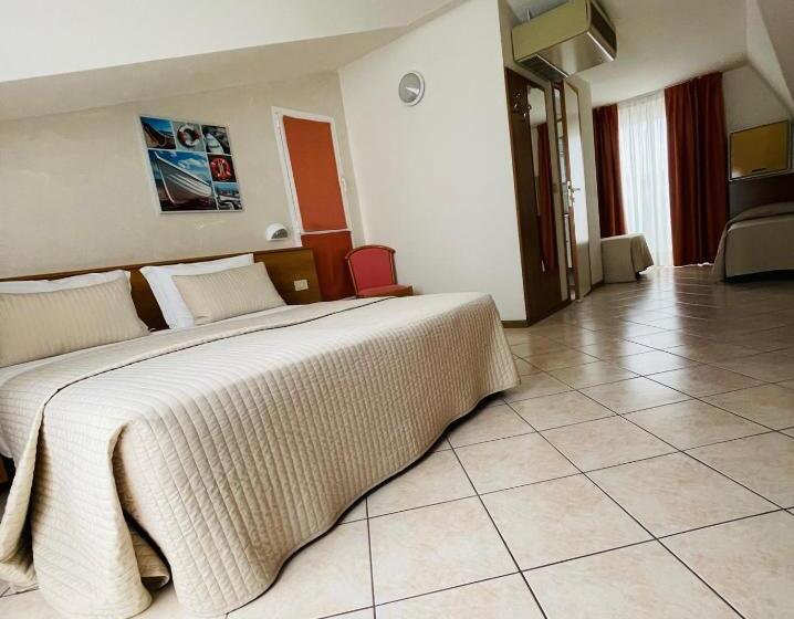 Chambre Familiale, Touring