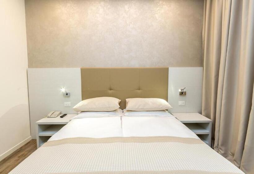 Camera Prestige, Touring