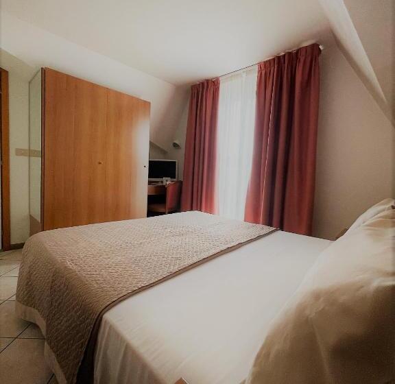 Chambre en Attique, Touring
