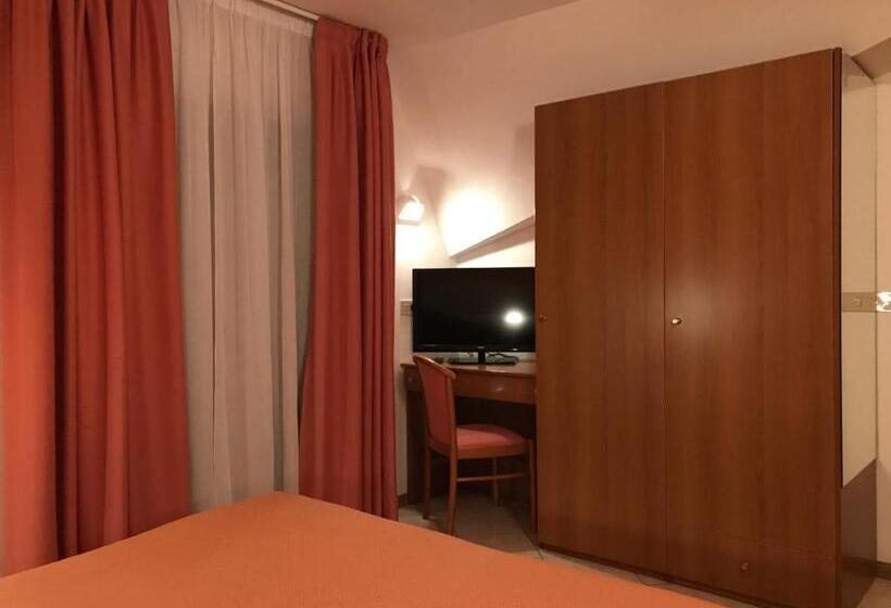 Camera Attico, Touring