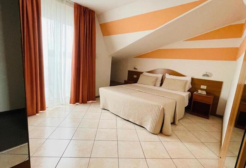 Camera Attico, Touring