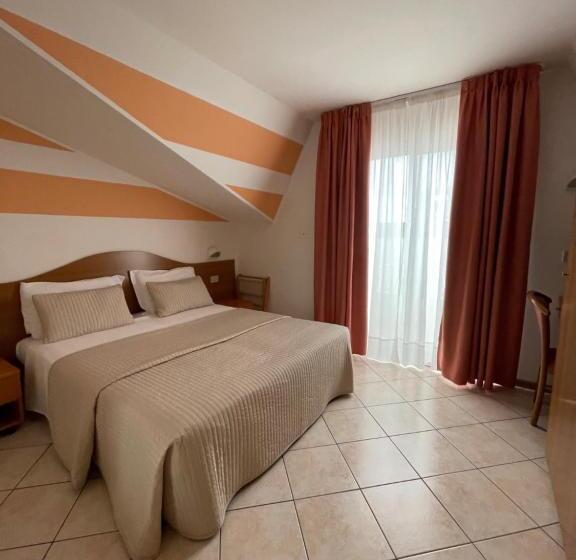Chambre en Attique, Touring