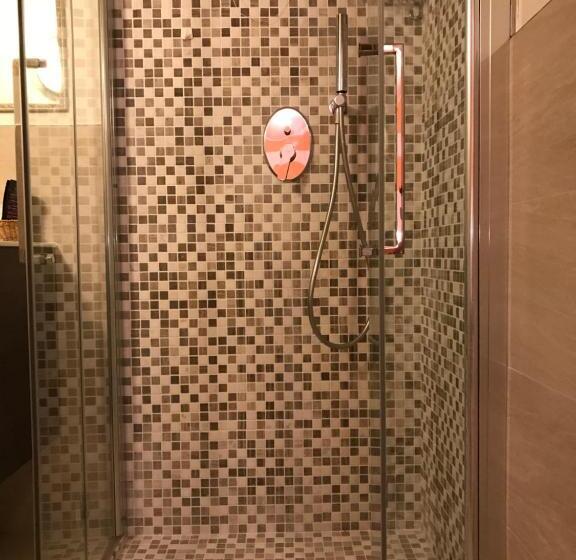 Camera Attico, Touring