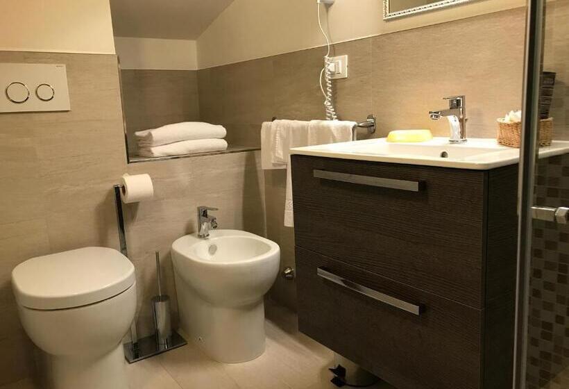 Camera Attico, Touring