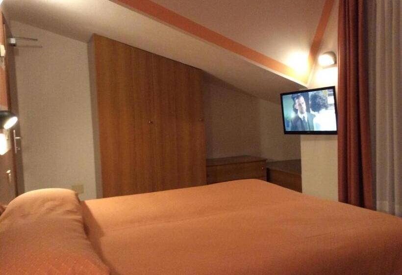 Chambre en Attique, Touring