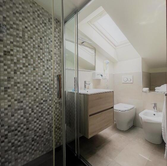 Camera Attico, Touring