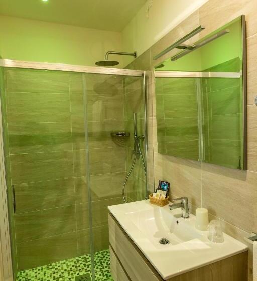 Camera Quadrupla Deluxe, Touring