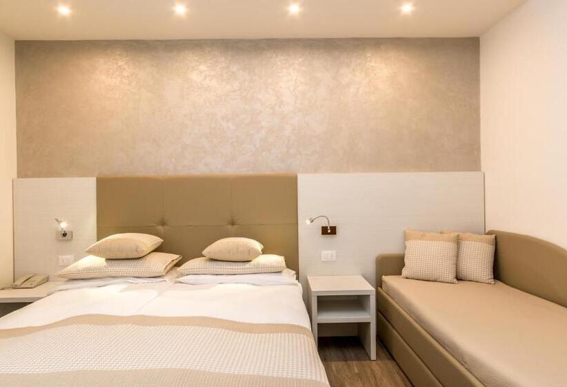 Camera Quadrupla Deluxe, Touring