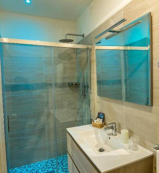 Camera Quadrupla Deluxe, Touring