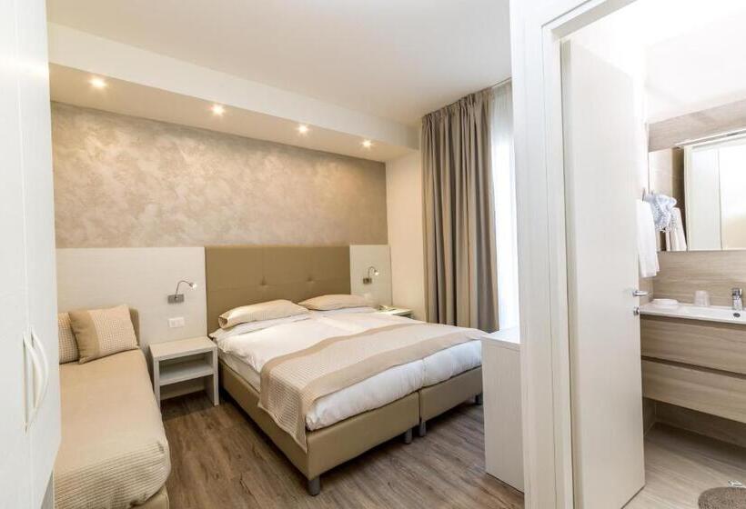 Camera Tripla Deluxe, Touring