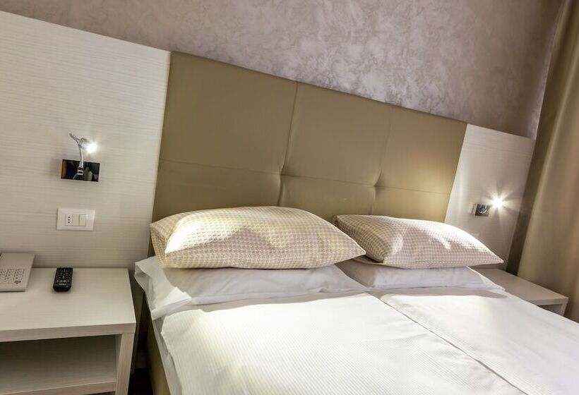 Chambre Prestige, Touring