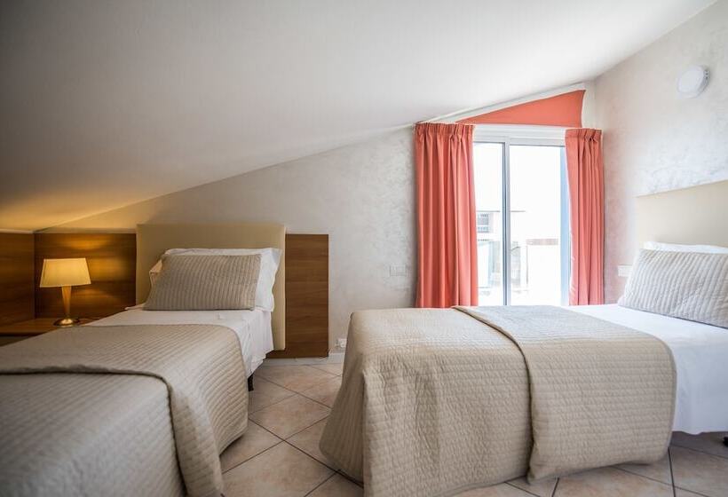 Camera Familiare, Touring