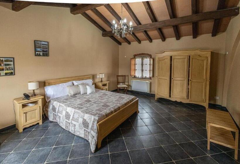 اتاق خانوادگی با چشم‌انداز باغ, Albergo La Luna