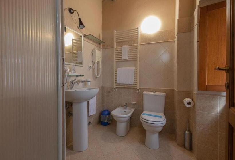 اتاق خانوادگی با چشمانداز باغ, Albergo La Luna