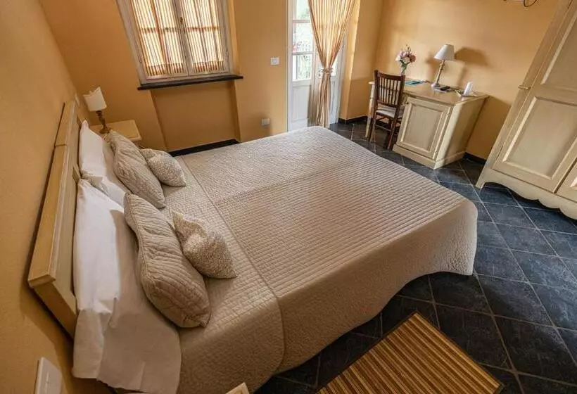 Superior-huone Allasnäkymä, Albergo La Luna