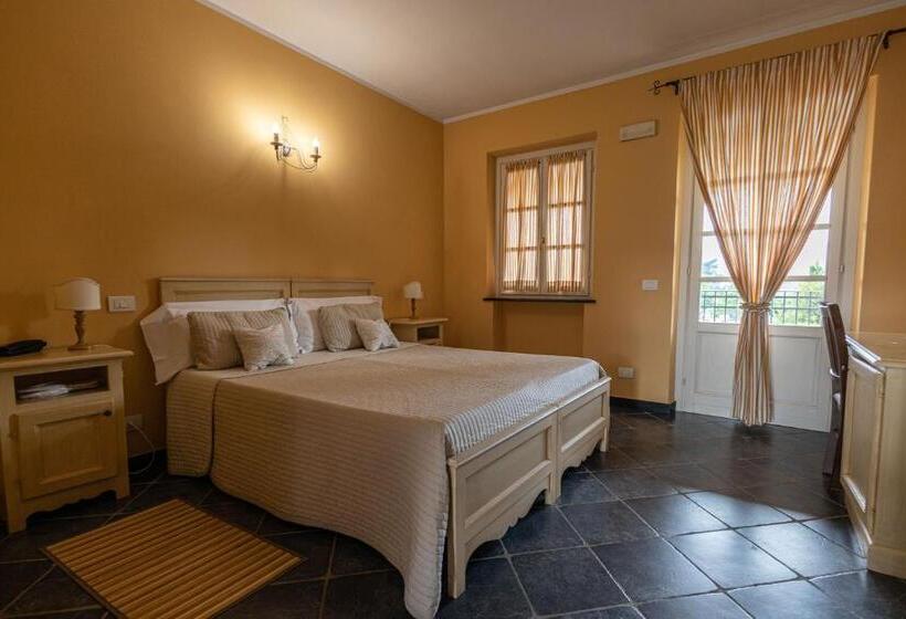 اتاق سوپریور با چشم‌انداز استخر, Albergo La Luna
