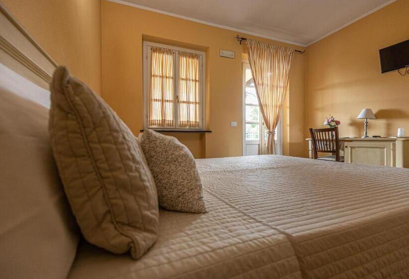 اتاق سوپریور با چشمانداز استخر, Albergo La Luna