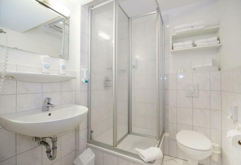 Номер Стандарт, Künstlerherberge