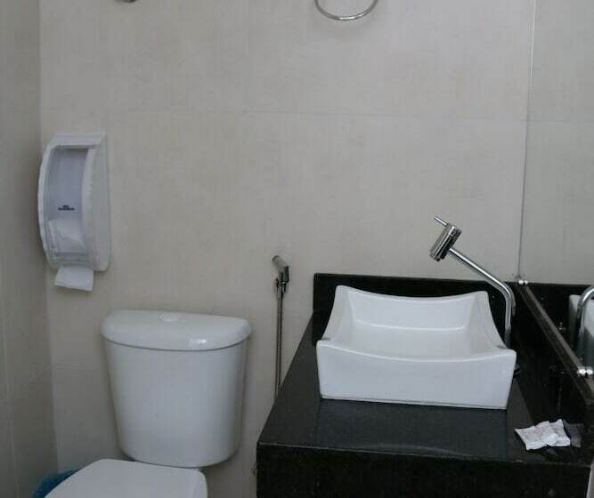 غرفة قياسية ثلاثية, Capuchins