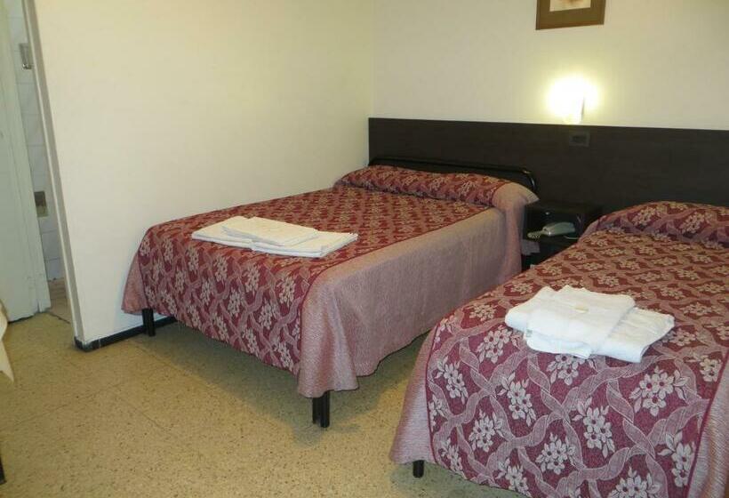 חדר סטנדרט לשלושה, Margal