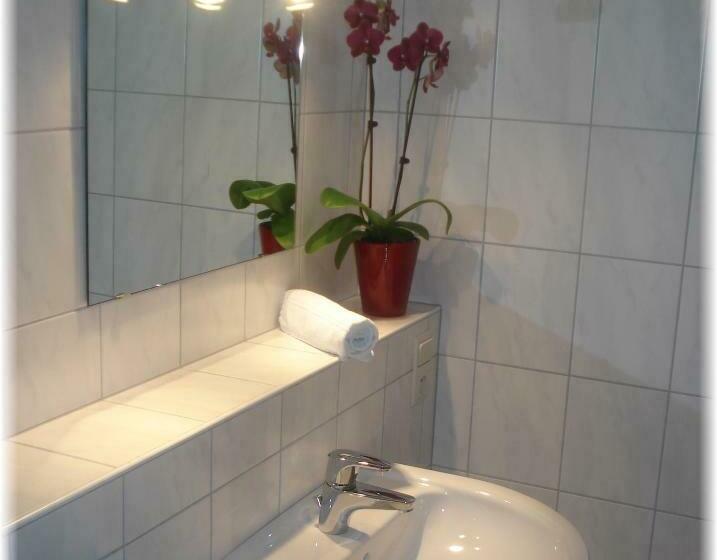 اتاق خانوادگی, Restaurant Tychon Ag