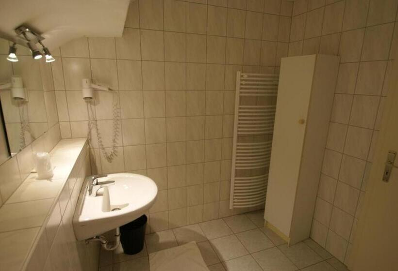 اتاق خانوادگی, Restaurant Tychon Ag