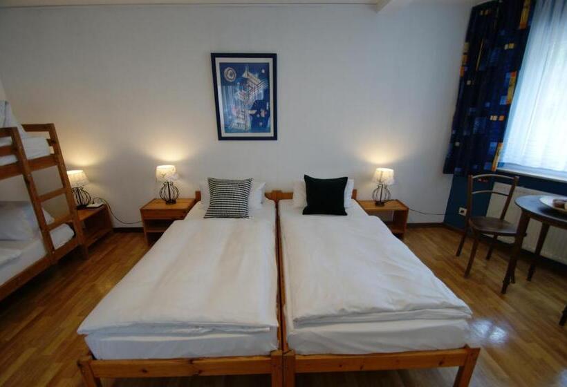 اتاق خانوادگی, Restaurant Tychon Ag