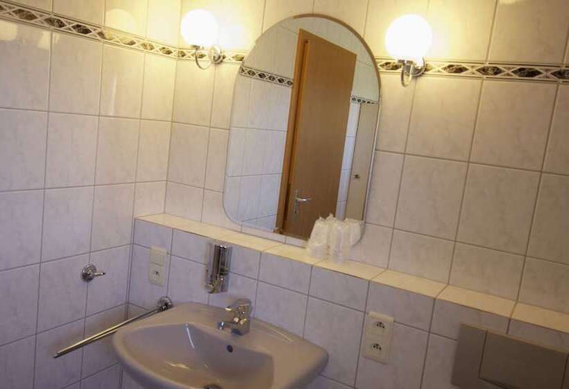 اتاق خانوادگی, Restaurant Tychon Ag