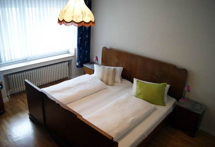 اتاق خانوادگی, Restaurant Tychon Ag