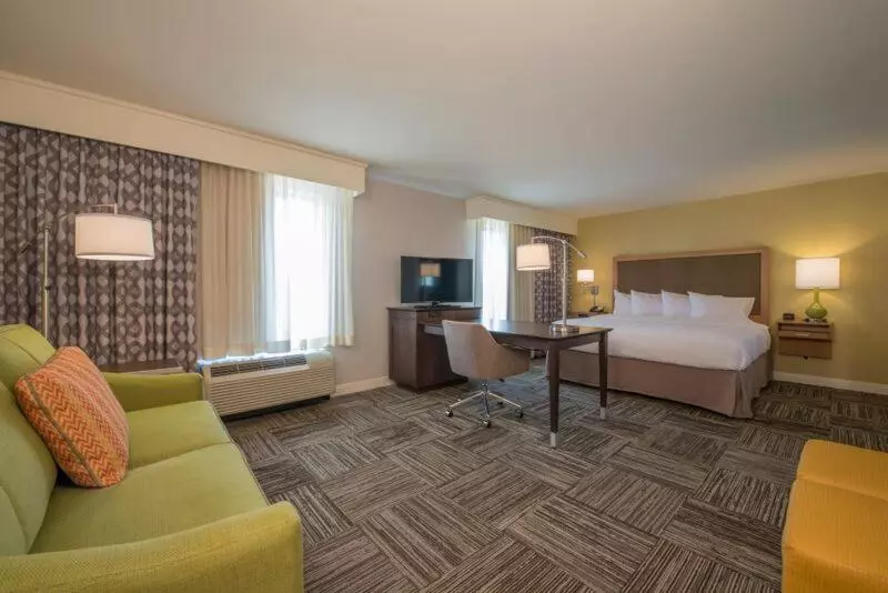 Deluxe Suite King Bed, Hampton Inn Waynesboro