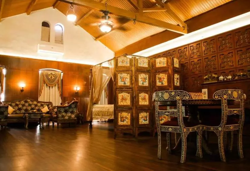 キングサイズベッドのスイートルーム, Heritage Khirasara Palace
