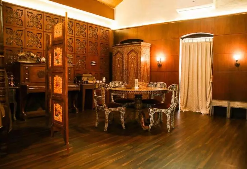 キングサイズベッドのスイートルーム, Heritage Khirasara Palace