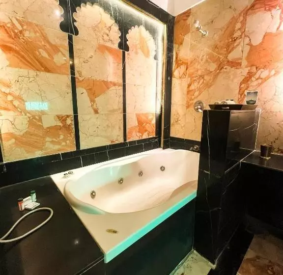 キングサイズベッドのスイートルーム, Heritage Khirasara Palace