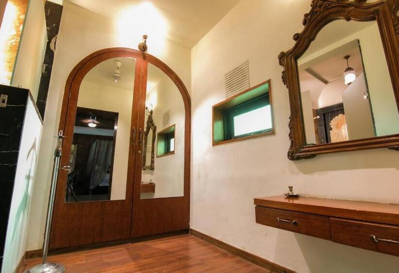 스위트 킹사이즈 침대, Heritage Khirasara Palace