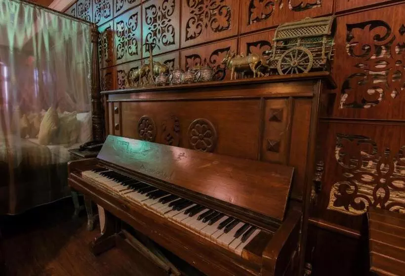 キングサイズベッドのスイートルーム, Heritage Khirasara Palace