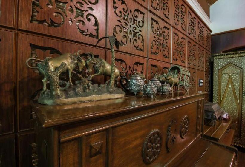 스위트 킹사이즈 침대, Heritage Khirasara Palace